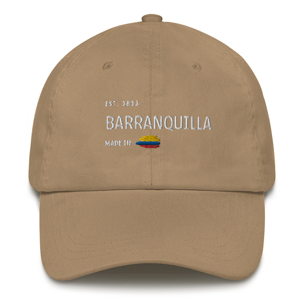 Classic khaki dad hat featuring 'Barranquilla' embroidery, with 'Made in Colombia' and a Colombian flag detail. A stylish tribute to Colombia’s vibrant coastal city.