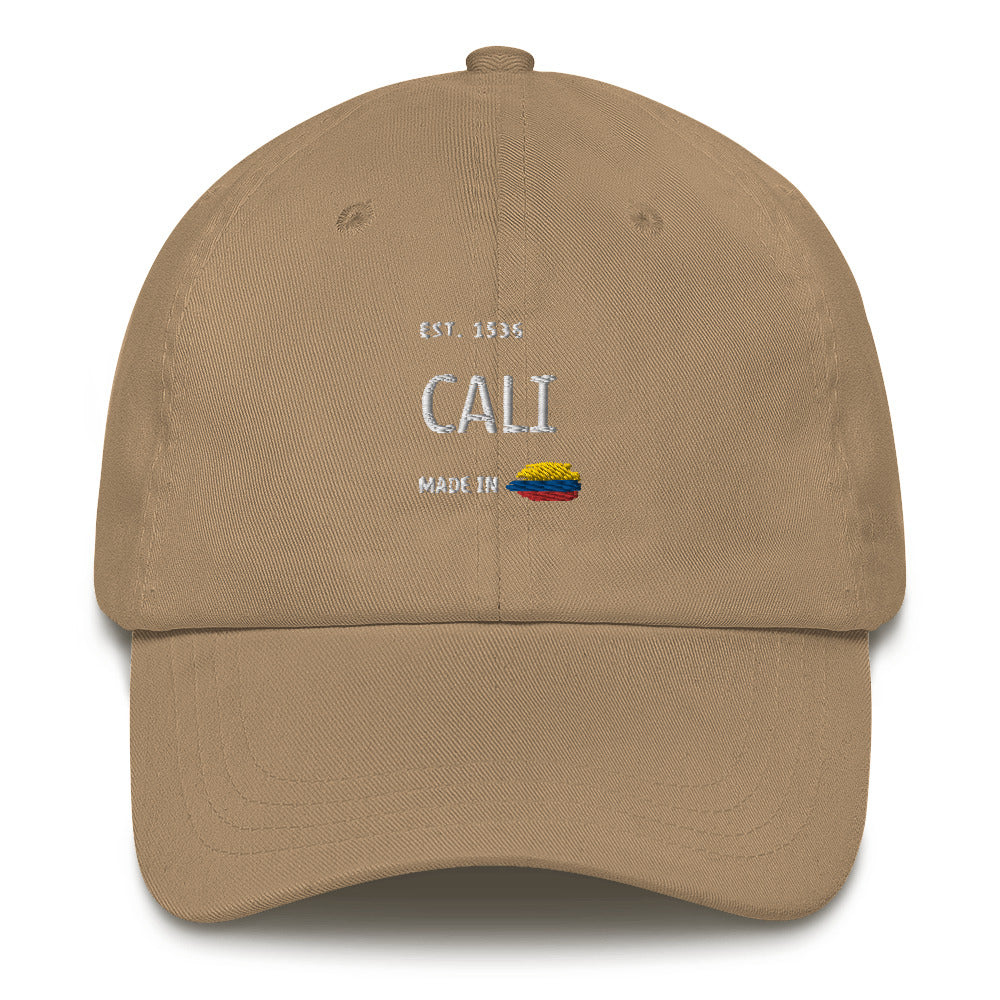 Classic khaki dad hat featuring 'Cali' embroidery with 'Made in Colombia' and Colombian flag detail. A stylish nod to Cali’s culture and heritage.