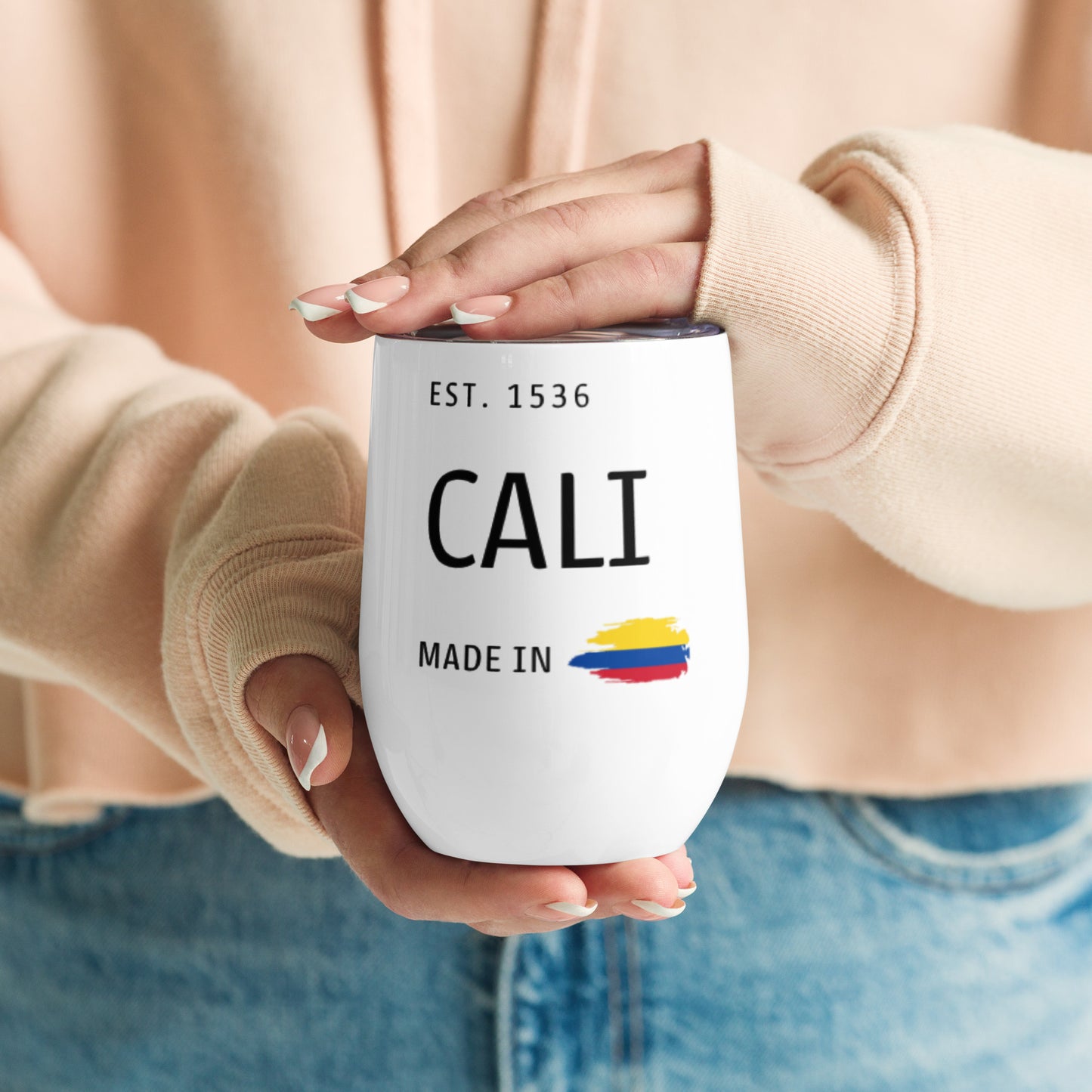 White insulated stainless steel wine tumbler featuring 'Cali' and 'Made in Colombia' with a small Colombian flag design. Double-walled to keep beverages at the perfect temperature.