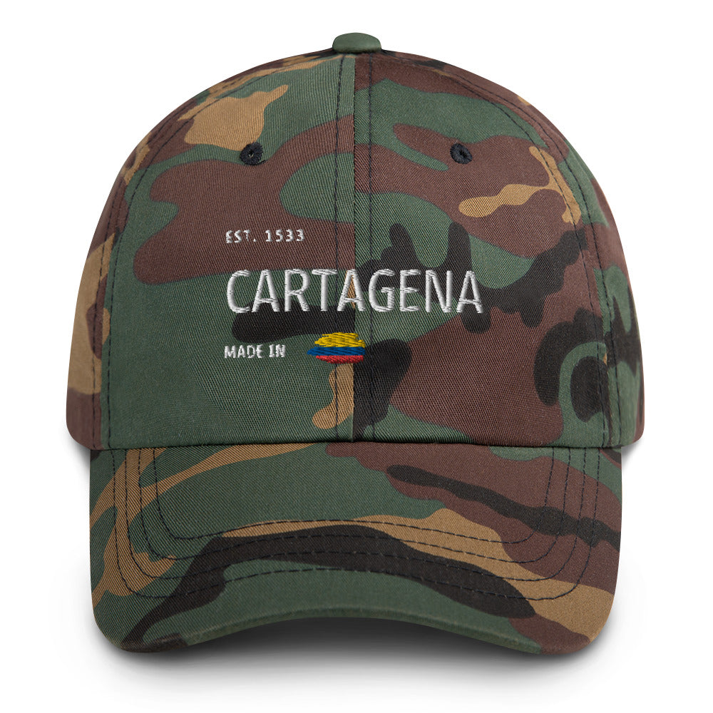 Classic green camo dad hat featuring 'Cartagena' embroidery with 'Made in Colombia' and Colombian flag detail. A stylish and rugged accessory celebrating Cartagena’s heritage.