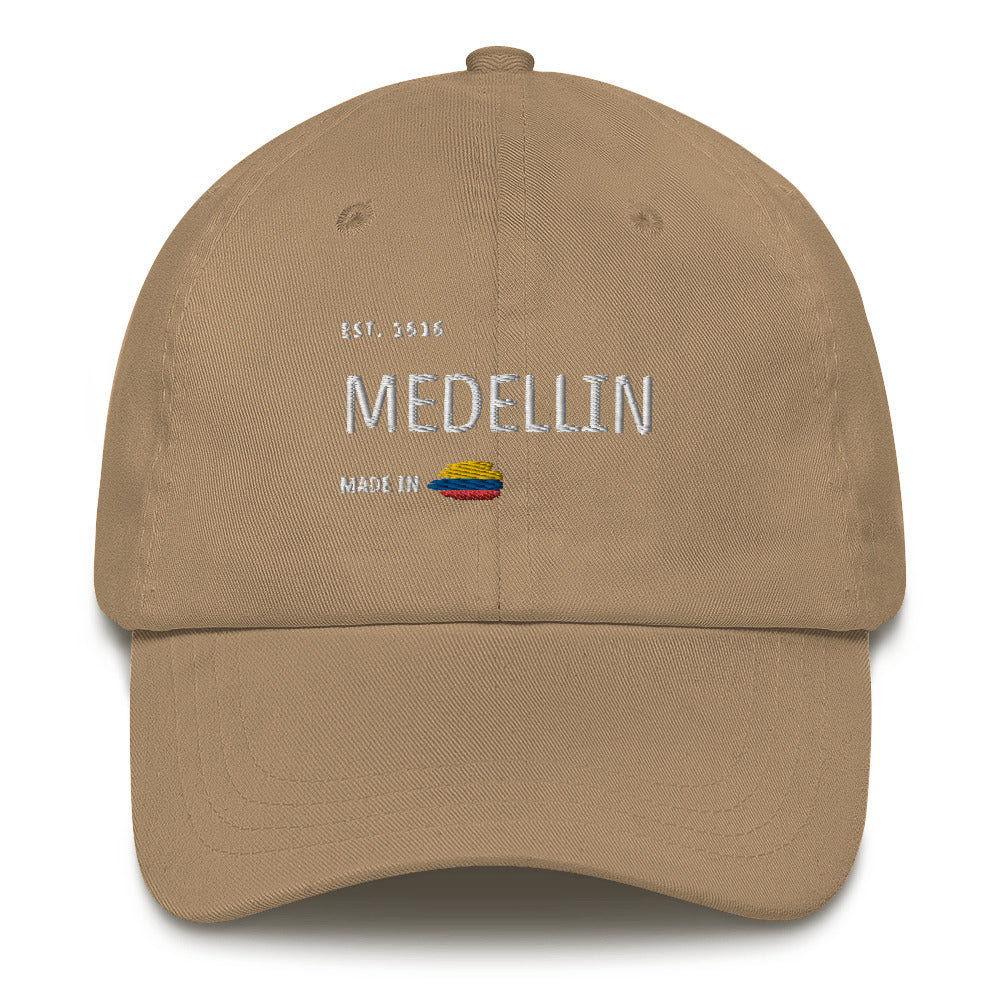Classic khaki dad hat featuring 'Medellín' embroidery with 'Made in Colombia' and Colombian flag detail. A stylish and versatile tribute to Medellín’s heritage.