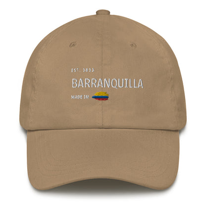 Classic khaki dad hat featuring 'Barranquilla' embroidery, with 'Made in Colombia' and a Colombian flag detail. A stylish tribute to Colombia’s vibrant coastal city.