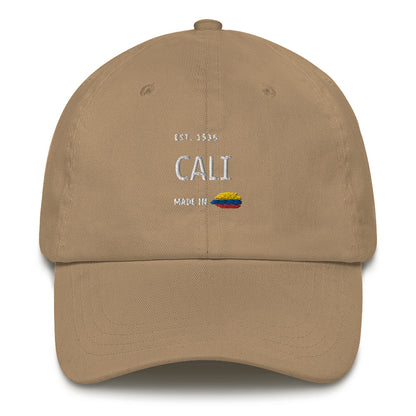 Classic khaki dad hat featuring 'Cali' embroidery with 'Made in Colombia' and Colombian flag detail. A stylish nod to Cali’s culture and heritage.