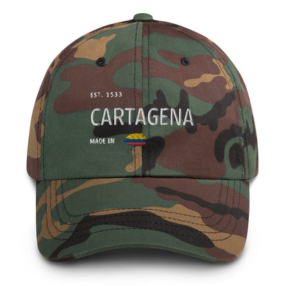 Classic green camo dad hat featuring 'Cartagena' embroidery with 'Made in Colombia' and Colombian flag detail. A stylish and rugged accessory celebrating Cartagena’s heritage.