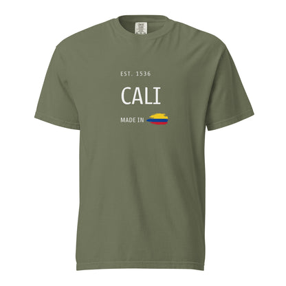 Moss Green heavyweight t-shirt featuring 'Cali' with an Est. 1536 design and the Colombian flag. A stylish and bold tribute to Cali, Colombia’s vibrant culture.